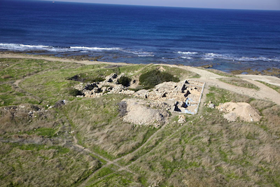 Tel Shikmona, a cross-section and excavations at the mound. An aerial photograph, looking west (photo: M. Eisenberg).